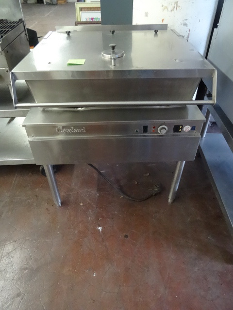 lot 39 image: Cleveland Model SEL-30T Braising Pan