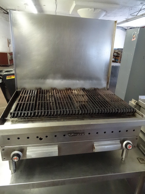 lot 40 image: Vulcan Broiler Natural Gas 32 X 18