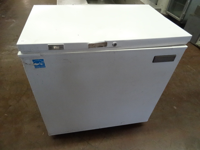 lot 66 image: Frigidaire Chest Freezer on Wheels