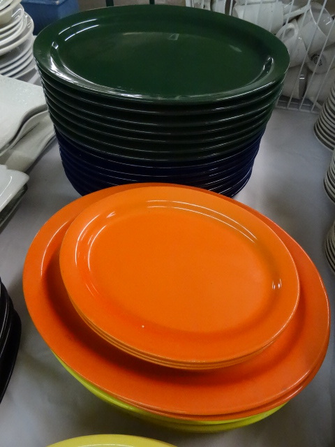 lot 155 image: Colored Oval Plates ITI and Fiesta