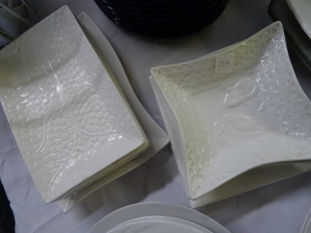 lot 229 image: Misc Decorative Glassware