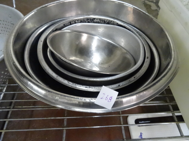 lot 268 image: Misc Metal Mixing Bowls