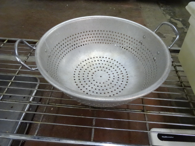 lot 269 image: Aluminum Collander