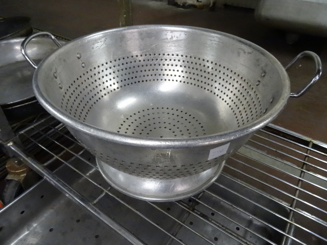 lot 270 image: Aluminum Collander