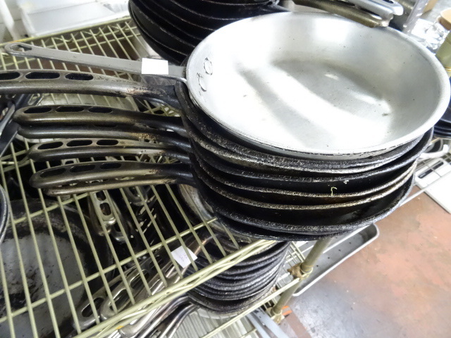 lot 279 image: 8 Sautee Pans 10