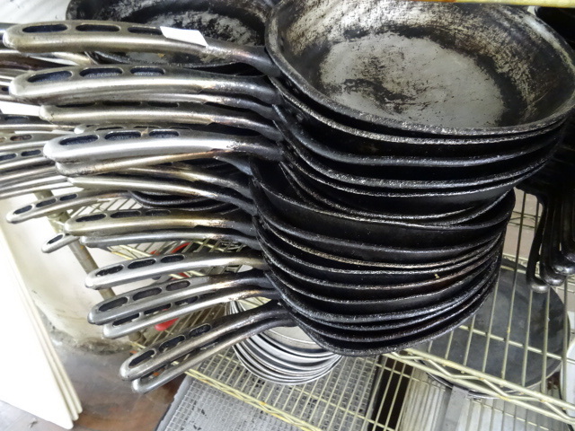 lot 287 image: 17 Sautee Pans 10