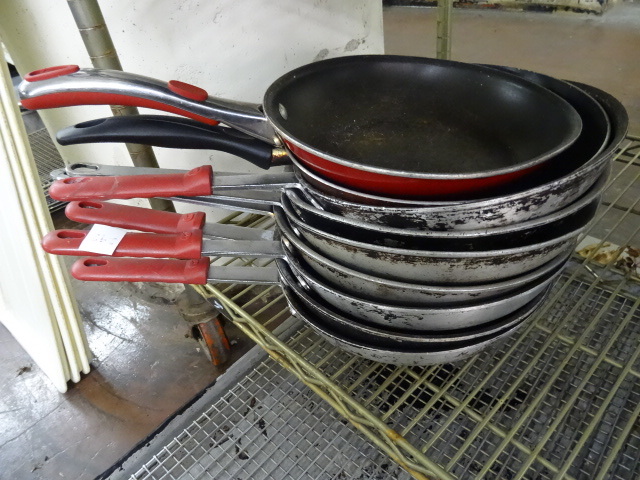 lot 292 image: 9 Sautee Pans 10