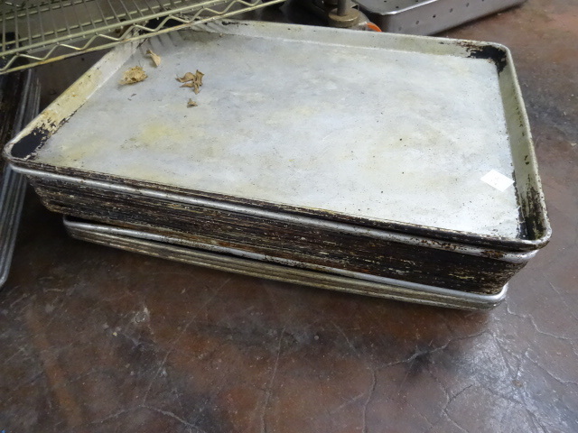 lot 293 image: 18 X 26 Bakery Pans Qty 13