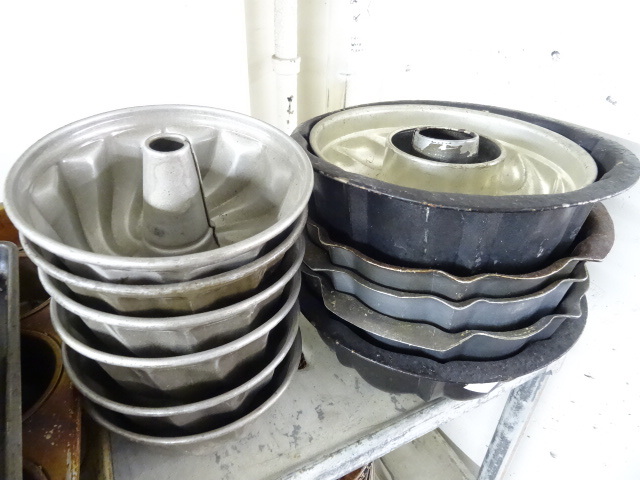 lot 295 image: 11 Bunt Pans