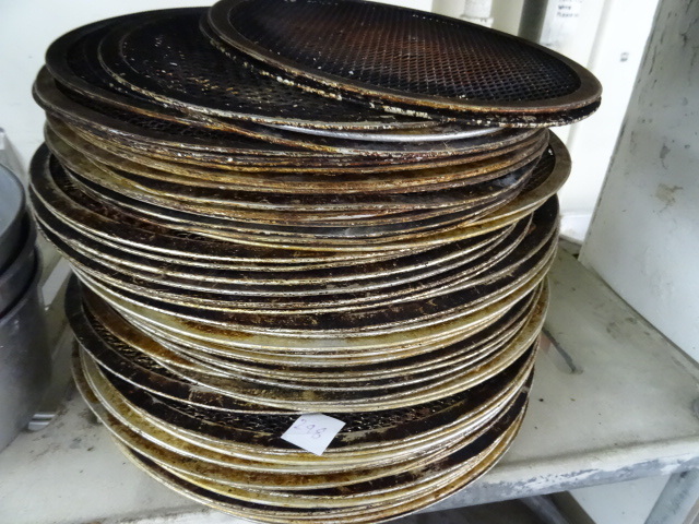 lot 298 image: Pile of Misc Pizza Screens