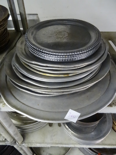 lot 300 image: Misc Pizza Pans