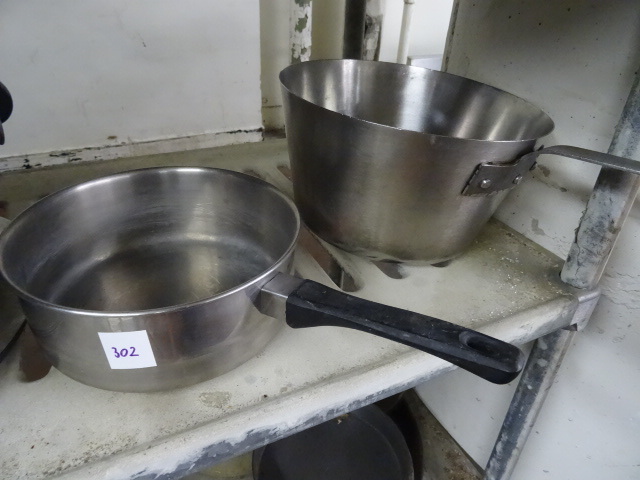 lot 302 image: Shelf of Misc