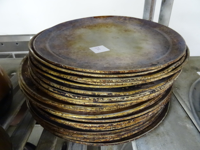 lot 312 image: 12 Aluminum Pizza Pans
