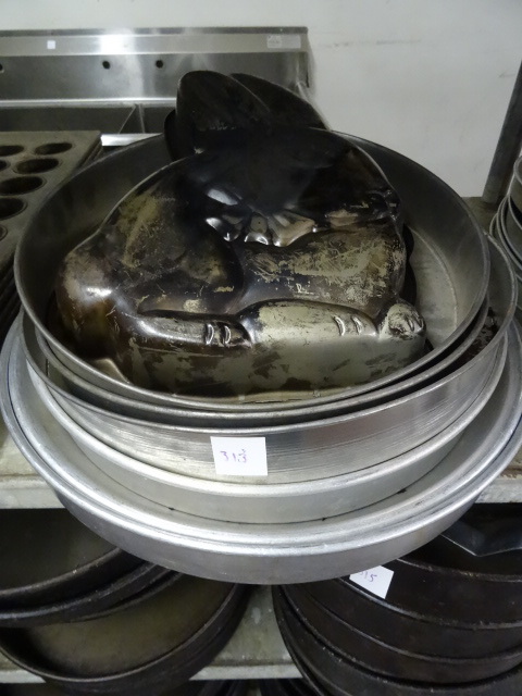 lot 313 image: Misc Baking Pans