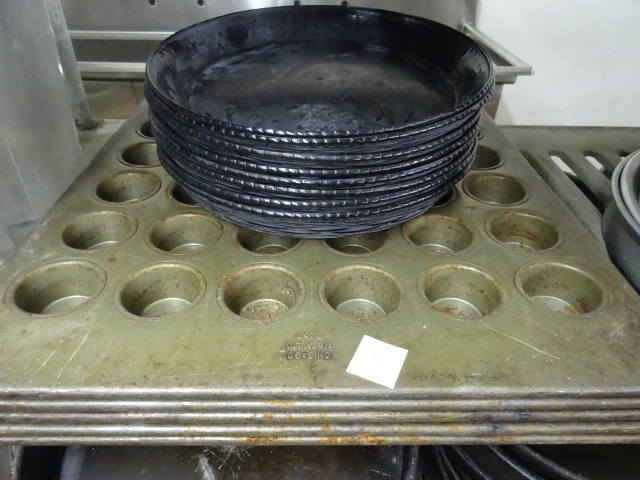 lot 314 image: Plastic Trays and 5 Full Size Mini Muffin