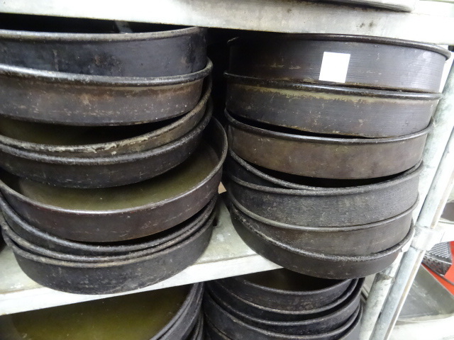 lot 315 image: 12 Deep Dish Pizza Pans