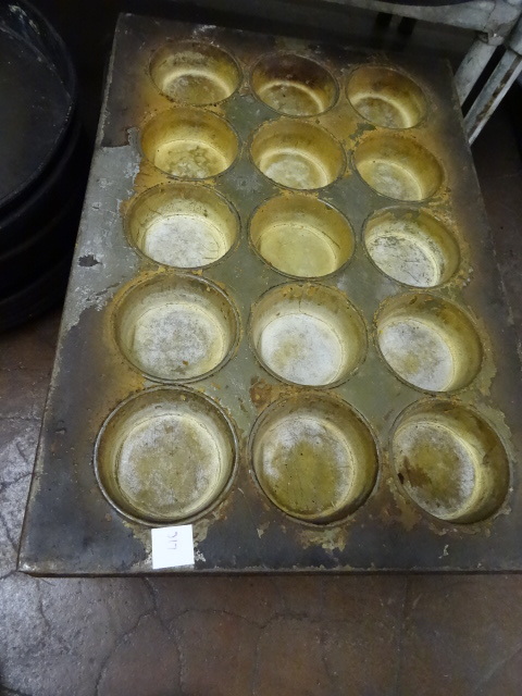 lot 317 image: Hamburger Bun Pans Qty 14
