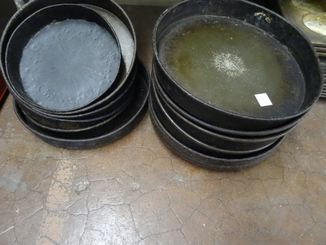 lot 318 image: Misc Pizza Pans