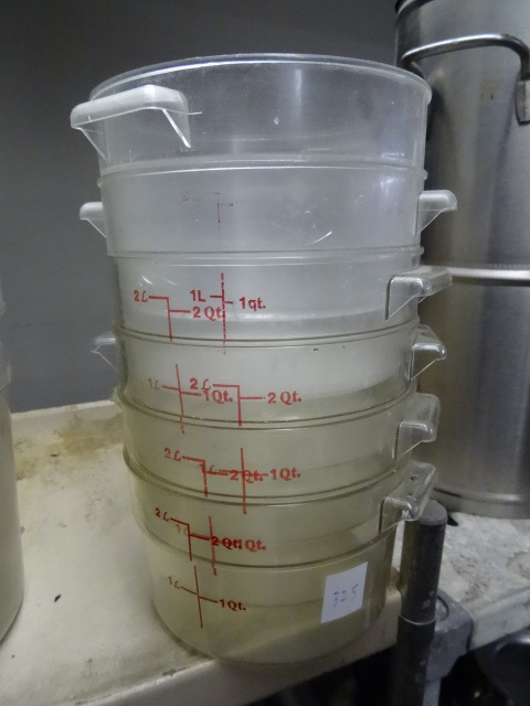 lot 325 image: 2 Qy Measuring Containers