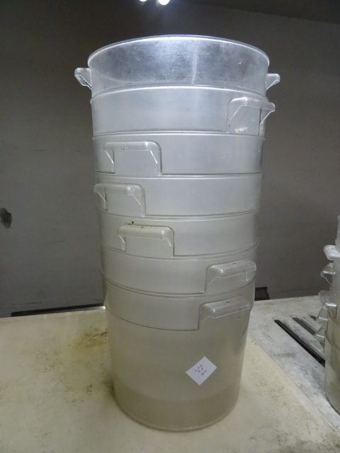 lot 326 image: 6 Qt Plastic Tubs