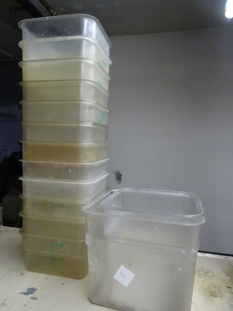 lot 327 image: 2 Qt Plastic Measuring Containers