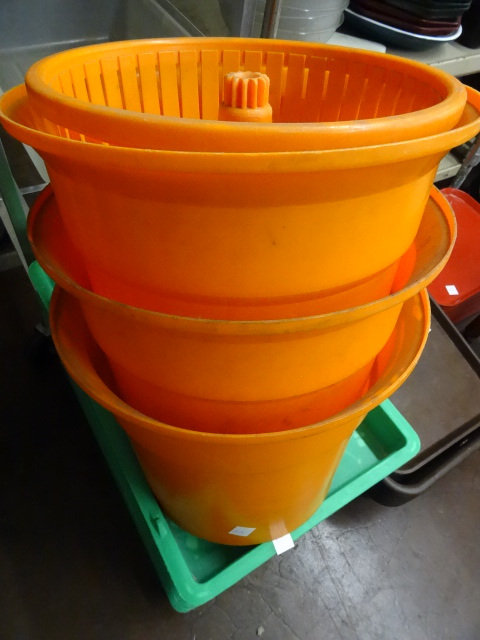 lot 334 image: 3 Salad dryer Tubs