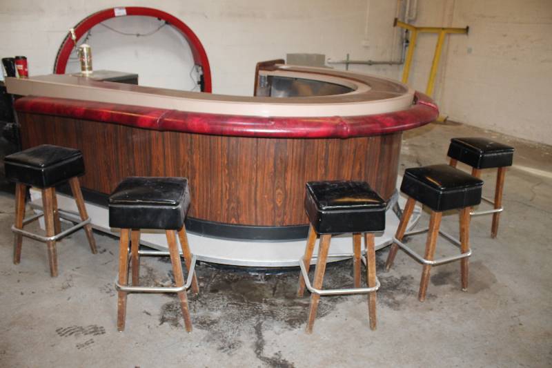 Bar with 5 Stools