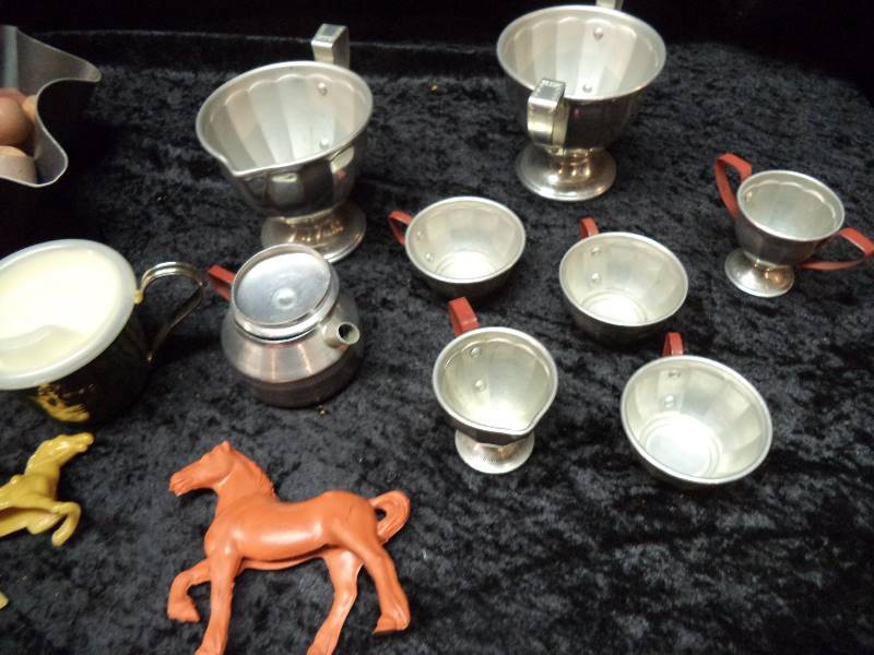 Lot - Vintage Toys - Wood bead, horses, tea dishes