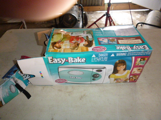 lot 61 image: Easy Bake Oven