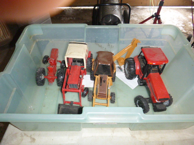 lot 72 image: 4 Ertl Toy Tractors