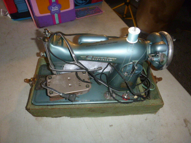 lot 90 image: Vintage Classic Sewing Machine