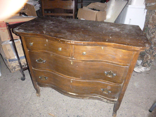 lot 104 image: Vintage Dresser