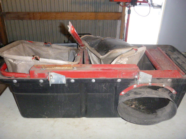 lot 122 image: Riding Lawn Mower Bagger