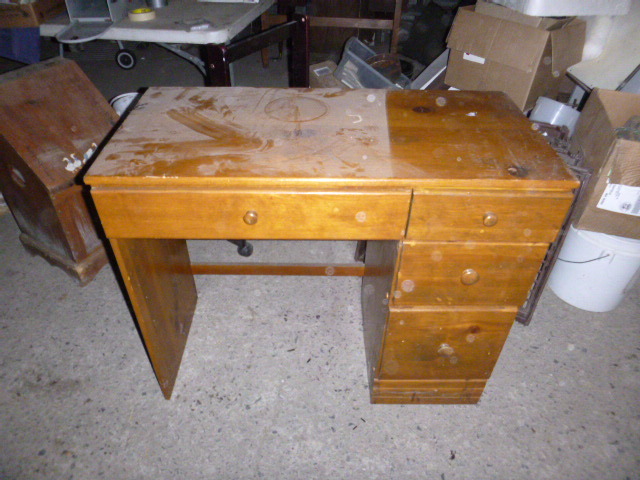 lot 139 image: Small Desk