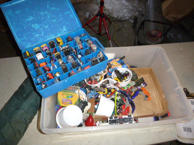 lot 164 image: Tote Full of Hot Wheels and Match Box Cars