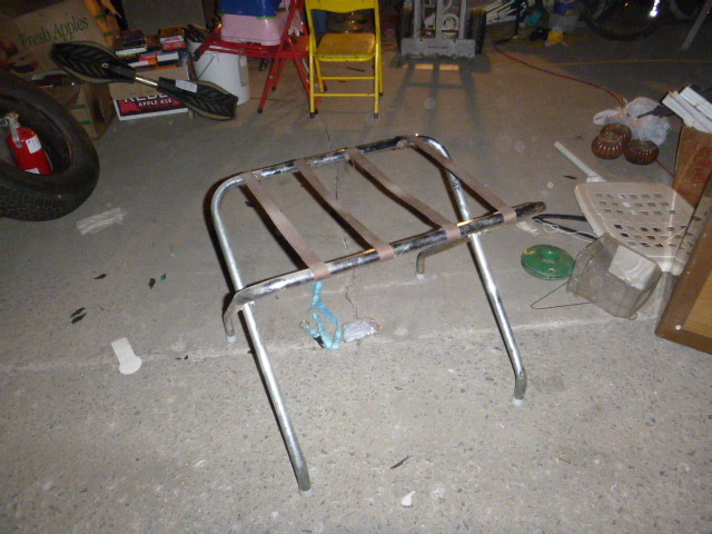 lot 195 image: Suitcase Stand