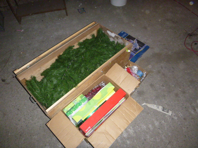 lot 200 image: Christmas tree