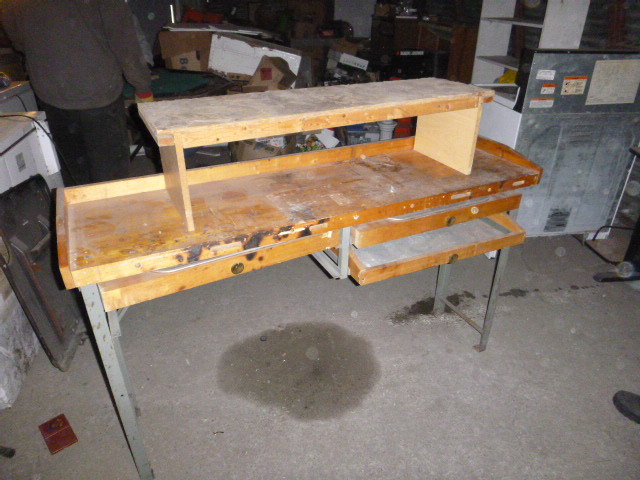 lot 208 image: Shop Bench