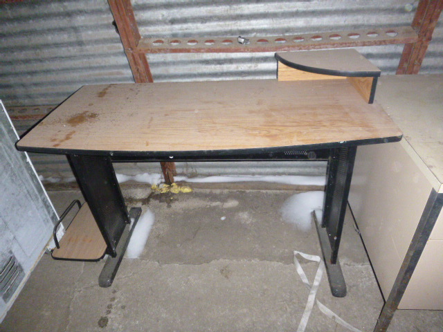 lot 209 image: Desk