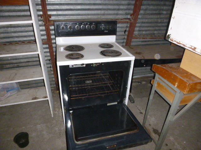 lot 211 image: Amana Electric Stove