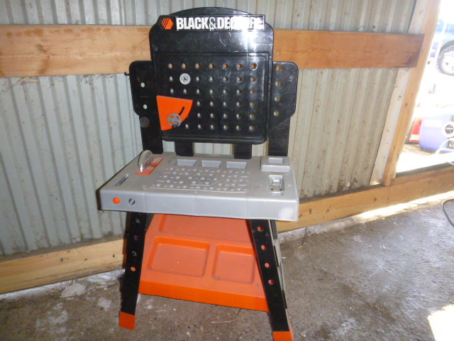 lot 260 image: Black & Decker Childs Work Bench