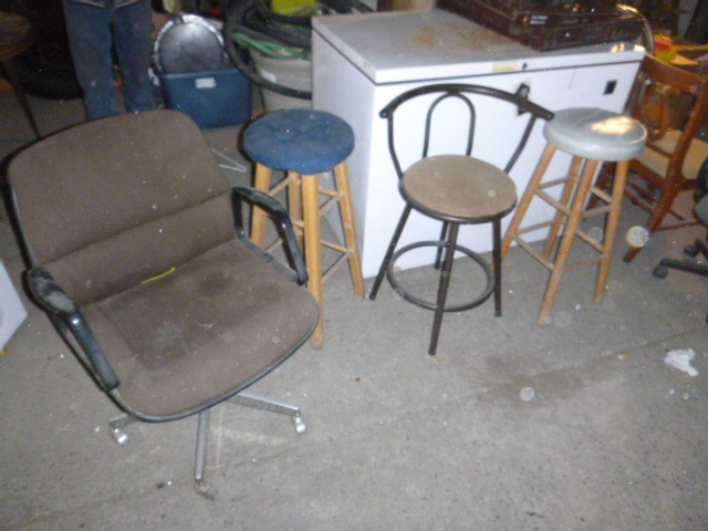 lot 266 image: 3 Bar Stools and Office Chair