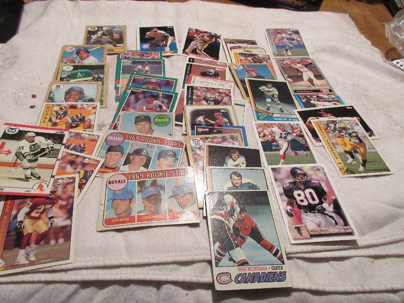 45 collectible fpptball and baseball cards