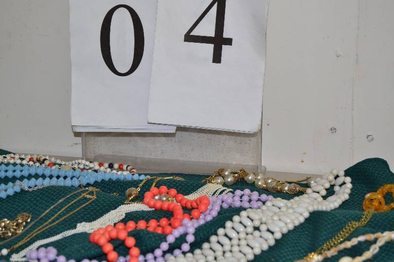 lot 4 image: Misc Necklaces