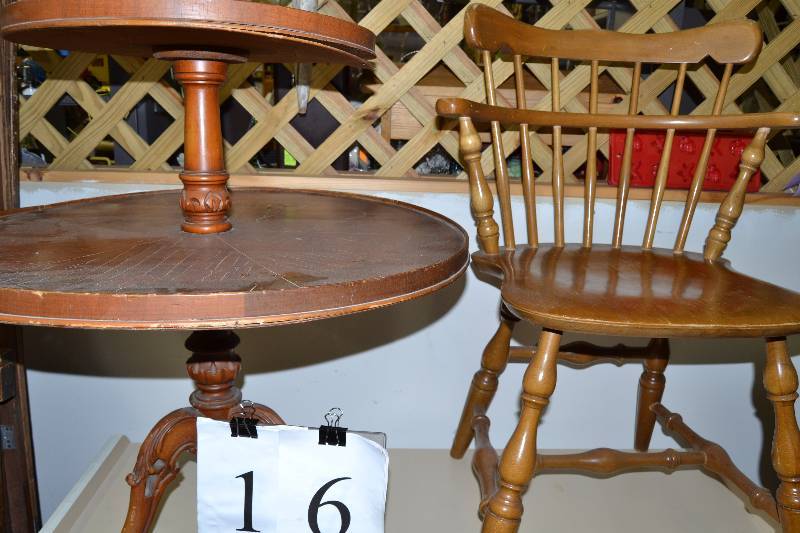 lot 16 image: Table & Chair
