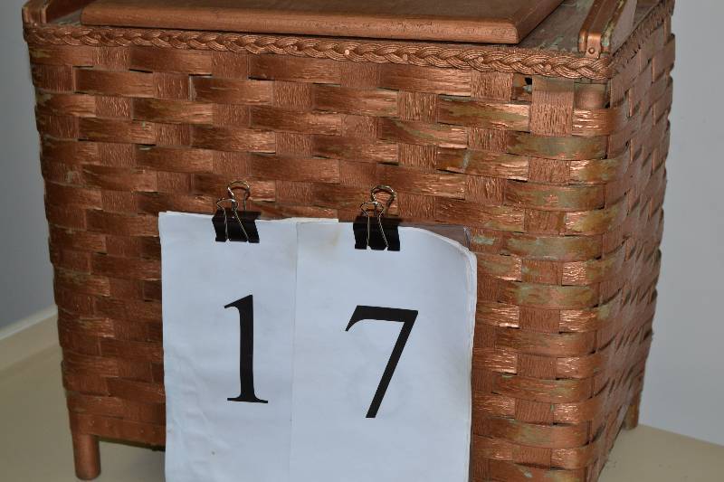 lot 17 image: Clothes Hamper