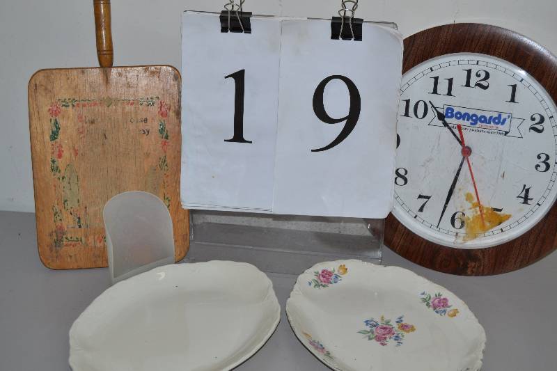 lot 19 image: Misc items