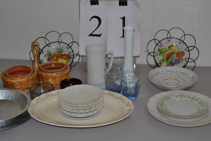 lot 21 image: Misc Dishes