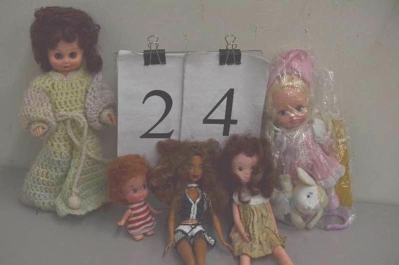 lot 24 image: Dolls