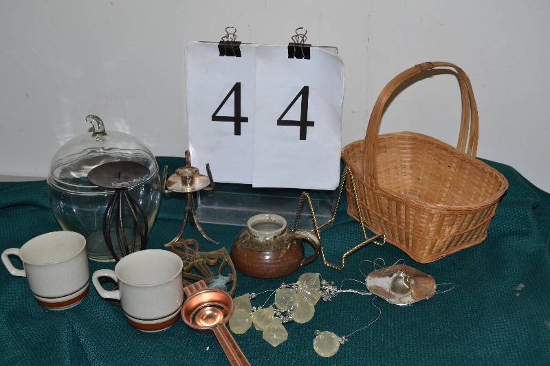 lot 44 image: Misc collectibles